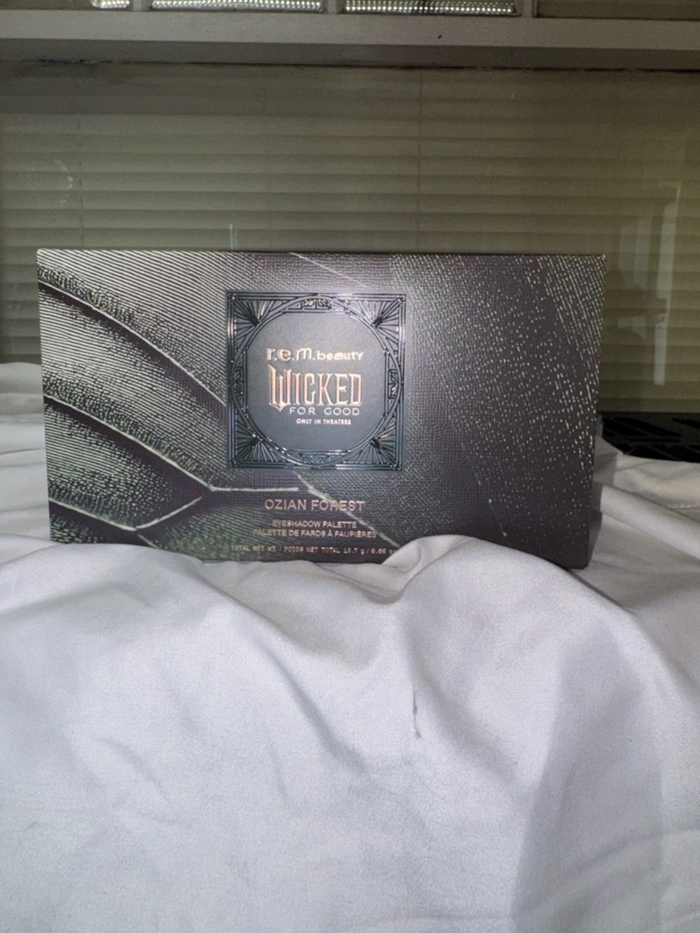 r.e.m. beauty Wicked For Good Ozian Forest Eyeshadow Palette - Green